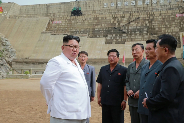 김정은 북한 국무위원장이 함경북도 어랑군의 수력발전소인 어랑천발전소 건설현장을 시찰했다고 조선중앙TV가 17일 보도했다. 김 위원장은 현장에서 댐 건설을 시작한 지 17년이 되도록 총 공사량의 70%만 진행된 점을 지적하며 내각 책임일꾼 등의 업무 태도를 질타했다. 사진은 심각한 표정으로 담당자들을 다그치는듯한 김 위원장의 모습. 연합뉴스