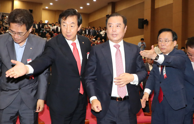 17일 오전 국회 의원회관에서 열린 자유한국당 제2차 전국위원회에서 의결된 김병준 혁신비대위원장이 수락연설을 하기 위해 일어나자 김성태 원내대표(왼쪽 두번째)와 이주영 의원 등이 안내하고 있다. 연합뉴스