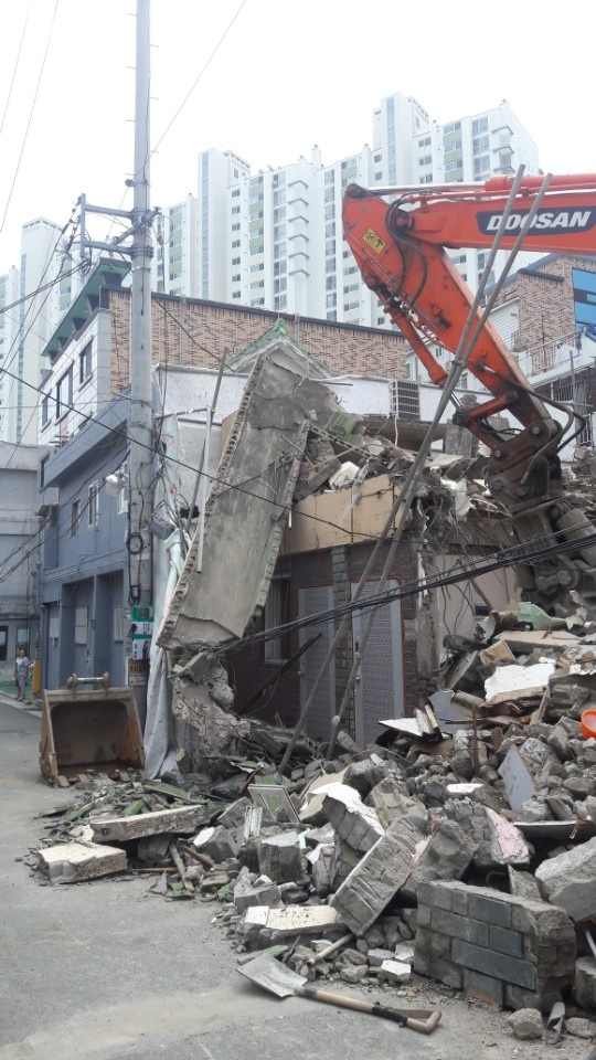 수성구 범어동 한 주택가에서 건물 철거 작업 중이던 굴삭기가 전선을 건드리면서 전봇대가 쓰러지는 등 큰 소동을 빚었다. 한국전력 대구본부 제공.