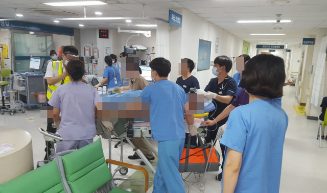 17일 오후 경북 포항 비행장 헬기 추락 사고의 부상자 1명이 울산대병원으로 이송됐다. 연합뉴스