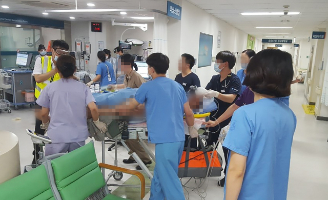17일 오후 경북 포항 비행장 헬기 추락 사고의 부상자 1명이 울산대병원으로 이송됐다. 연합뉴스