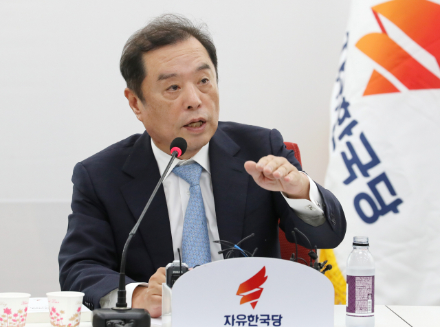 자유한국당 김병준 혁신비대위원장이 18일 오전 국회 당대표실에서 기자회견을 열고 발언하고 있다. 연합뉴스