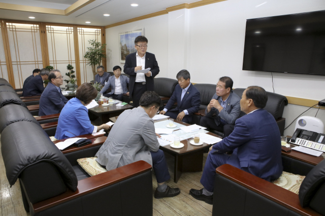 구미시의회가 18일 삼성전자 구미사업장 네트워크 사업부 수원 이전에 따른 대책회의를 열고 있다. 구미시의회 제공