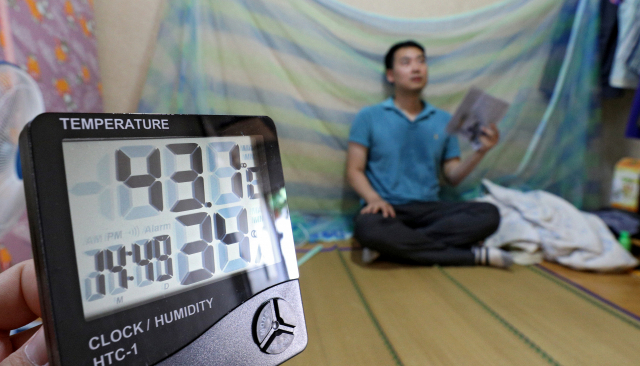 대구의 낮 최고기온이 35.6℃를 보인 18일 오후 서구의 한 쪽방 실내 온도가 아침부터 달궈진 열기로 인해 40도가 넘어가고 있다. 김영진 기자 kyjmaeil@msnet.co.kr