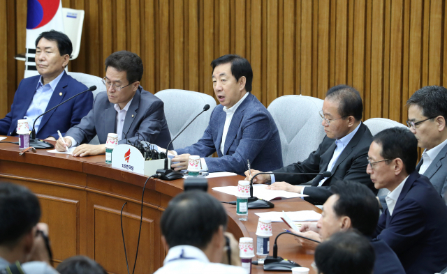 자유한국당 김성태 원내대표(가운데)가 18일 오전 국회에서 열린 원내대책회의에서 발언하고 있다. 연합뉴스