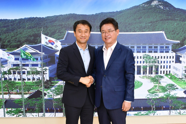 경상북도는 18일 경북도청을 찾은 한병도(왼쪽) 청와대 정무수석에게 경북의 민생 현안을 비롯한 주요 사업을 건의하고 협조를 요청했다. 경북도 제공