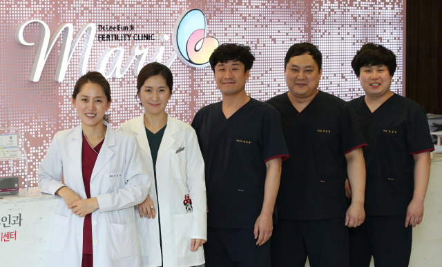 이은지 마리산부인과 의료진들이 포즈를 취하고 있다. 왼쪽부터 이은지 원장, 임수연 원장, 김재영 연구부장, 이홍철 연구원, 최성규 연구원. 김영진 기자 kyjmaeil@msnet.co.kr