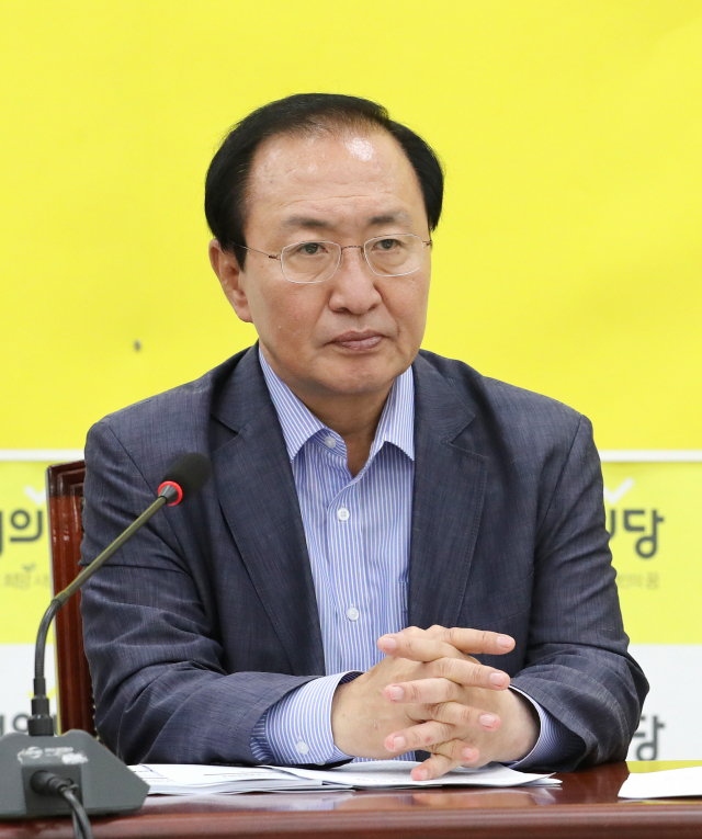 정의당 노회찬 원내대표가 9일 오전 국회에서 열린 상무위원회에서 잠시 생각에 잠겨 있다. 연합뉴스