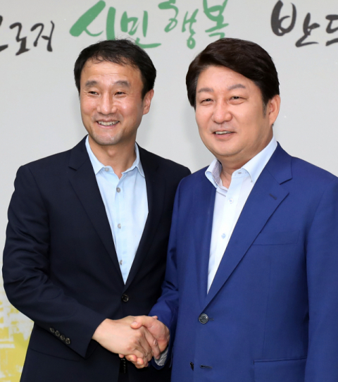 한병도(왼쪽) 청와대 정무수석이 18일 오후 대구시청을 방문해 권영진 대구시장과 간담회에 앞서 악수를 나누고 있다. 정운철 기자 woon@msnet.co.kr
