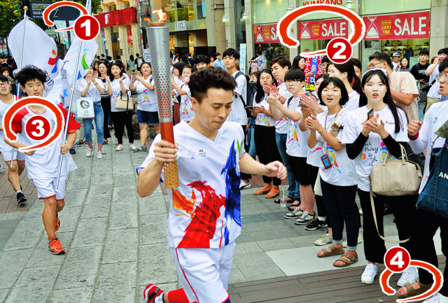 1.금연표지 삭제 2.추가 3.색상 다름 4.신발 다름