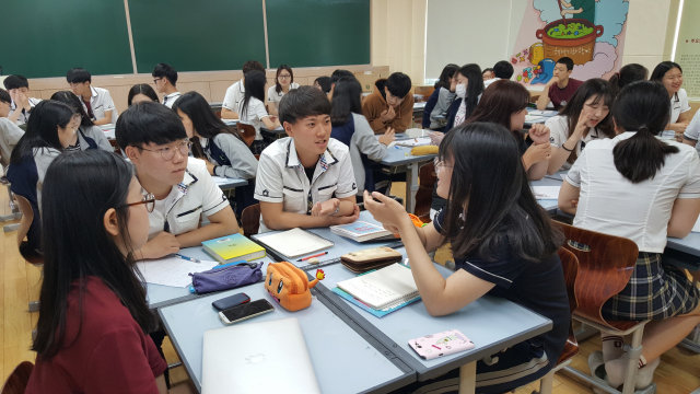 다사고 학생들이 수학 시간에 학습 주제에 관한 책을 읽은 뒤 토론을 하며 배운 내용에 대한 배경 지식을 확장하고 있다. 다사고 제공