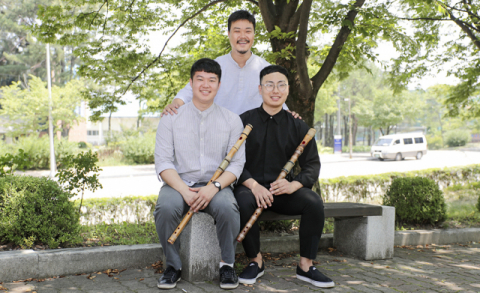 영남대 음악과 국악전공 학생 권민창(아래 왼쪽) 씨와 김윤우(아래 오른쪽) 씨가 동아국악콩쿠르에서 각각 금상과 은상을 수상했다. 영남대 제공
