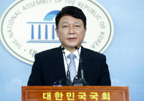 더불어민주당 최재성 의원이 19일 오전 국회 정론관에서 8.25 전당대회 당 대표 경선 출마를 선언하고 있다. 연합뉴스