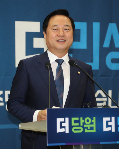 더불어민주당 김두관 의원이 19일 오전 국회 의원회관에서 당 대표 경선 출마를 밝히고 있다. 연합뉴스