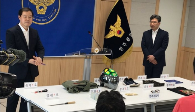 김형동 영주경찰서 수사과장이 지난 16일 발생한 새마을금고 흉기 강도 사건과 관련, 압수한 증거품을 설명하고 있다. 마경대 기자