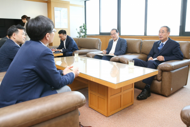 장세용 구미시장(오른쪽 첫 번째)이 삼성전자 구미사업장의 목장균 지원센터장(왼쪽 첫 번째)을 비롯한 임직원들을 만나 네트워크 사업부의 수원 이전과 군산지역 대규모 투자설에 대한 시민들의 불안을 전달하며 우려를 표명하고 있다. 구미시 제공