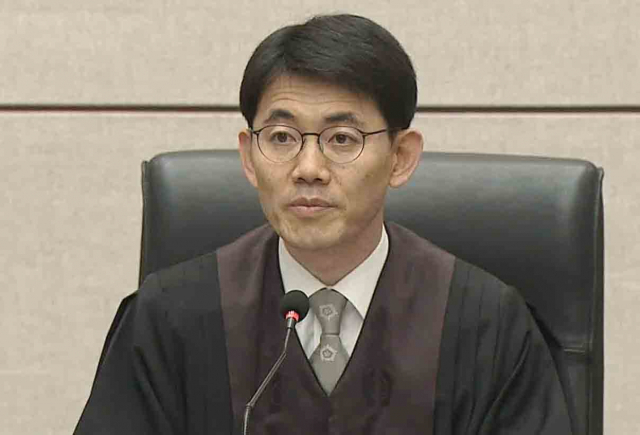 20일 오후 서울 서초구 서울중앙지법에서 피고인인 박근혜 전 대통령이 불출석한 가운데 성창호 부장판사가 박 전 대통령의 