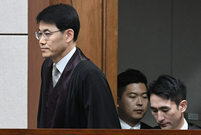20일 오후 서울 서초구 서울중앙지법에서 피고인인 박근혜 전 대통령이 불출석한 가운데 성창호 부장판사가 박 전 대통령의 