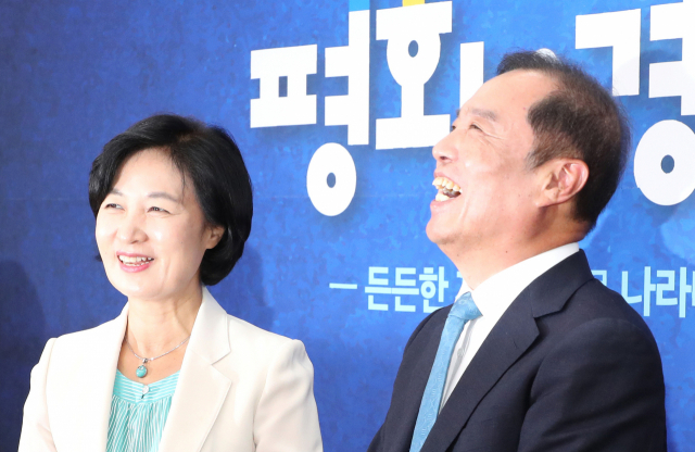 더불어민주당 추미애 대표가 20일 오전 국회에서 취임인사차 방문한 자유한국당 김병준 혁신비대위원장과 밝은 표정을 하고 있다. 연합뉴스