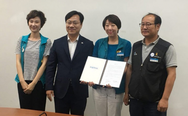KTX 해고 승무원들이 해고 12년 만에 한국철도공사(코레일) 정규직으로 특별채용된다. 전국철도노동조합과 코레일은 21일 해고승무원 문제 해결을 위한 노사합의서 3개 항과 부속합의서 7개 항에 합의했다고 밝혔다. 사진 왼쪽부터 정미정 철도노조 KTX열차승무지부 총무부장, 오영식 코레일 사장, 김승하 철도노조 KTX열차승무지부 지부장, 강철 철도노조 위원장. 연합뉴스