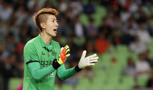 8일 대구월드컵경기장에서 열린 K리그 대구FC와 FC서울 경기에서 대구FC 조현우가 동료들을 격려하고 있다. 연합뉴스