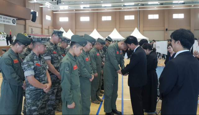 해병대 마린온 헬기사고 희생자 5명의 합동분향소가 마련된 해병1사단 내 체육관(김대식관)에서 해병대원들이 조문한 뒤 유족과 함께 손을 잡고 슬픔을 나누고 있다. 유족과 해병대는 오는 23일 해병대장으로 영결식을 치르기로 했다. 연합뉴스