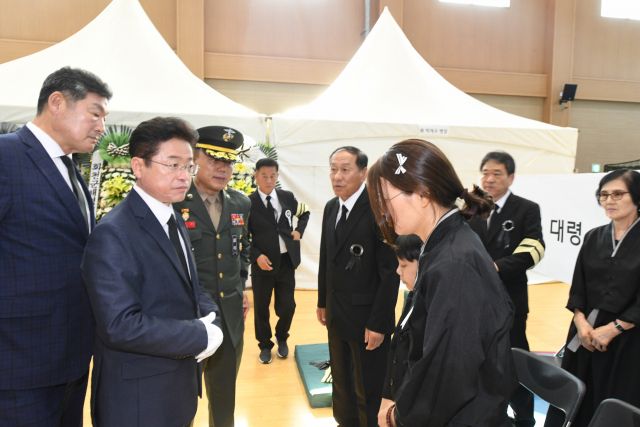 이철우(왼쪽 두 번째) 경북도지사와 장경식(맨 왼쪽) 경북도의회 의장이 유가족을 위로하고 있다. 경북도제공
