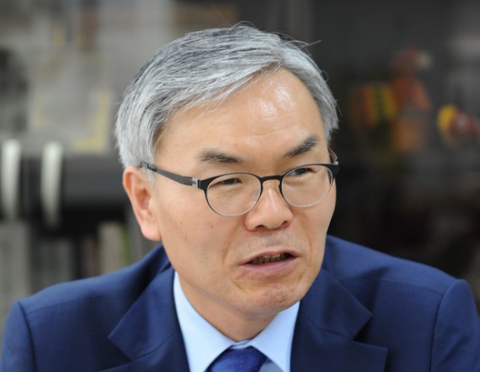 김선수 대법관 후보자는 27회 사법시험을 수석합격한 후 1988년부터 변호사로 활동한 재야출신 인사다. 헌법과 노동법 관련 사건에서 다양한 변론활동을 벌이면서 젊은 후배 변호사들로부터 많은 지지를 받고 있다. 민주사회를 위한 변호사모임(민변) 창립멤버이자, 2010년부터 2012년까지는 민변 회장을 지냈다. 연합뉴스