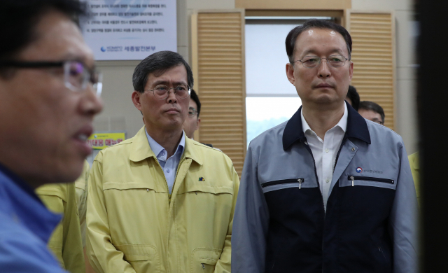 9일 오후 백운규 산업통상자원부 장관(오른쪽)과 정재훈 한국수력원자력 사장이 세종시 세종발전본부 제어실을 방문, 여름철 전력설비 현장점검을 하고 있다. 연합뉴스