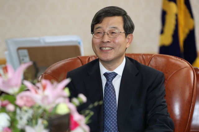 대법관으로 임명제청된 이동원 제주지법원장이 5일 오후 제주시 이도동 법원 청사 집무실에서 기자간담회를 하고 있다. 연합뉴스