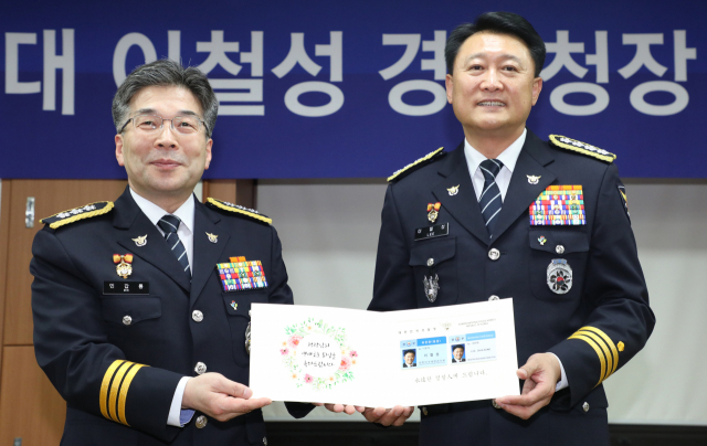 29일 서대문 경찰청에서 열린 이철성 경찰청장 퇴임식에서 민갑룡 청장 내정자(왼쪽)가 이 청장에게 기념품을 전달하고 있다. 연합뉴스