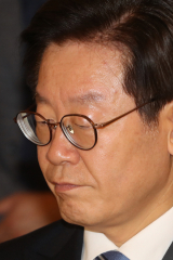 이재명 경기도지사가 폭력조직 유착설이라는 위기를 만났다. 사진은 지난 6일 서울 중구 달개비에서 열린 