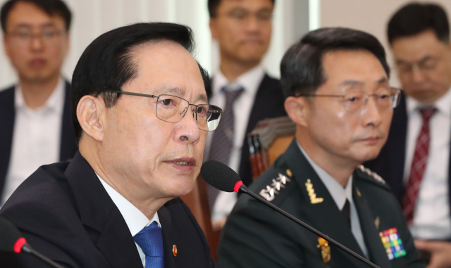 송영무 국방부 장관(왼쪽)이 20일 열린 국회 법제사법위원회 전체회의에서 국군기무사령부의 