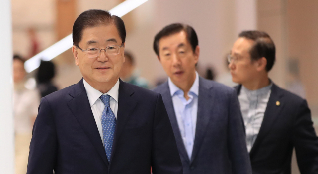 정의용 청와대 국가안보실장(왼쪽)이 22일 오후 인천국제공항을 통해 귀국하고 있다. 정 실장은 방미 기간에 존 볼턴 미국 국가안보보좌관을 만나 한미 공조 방안에 대해 의견을 나눈 것으로 알려졌다. 뒤로 이날 같은 비행기로 귀국한 더불어민주당 홍영표 원내대표, 자유한국당 김성태 원내대표가 보인다. 연합뉴스