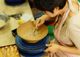 수제자가 사발에 인화문을 새기고 있다.