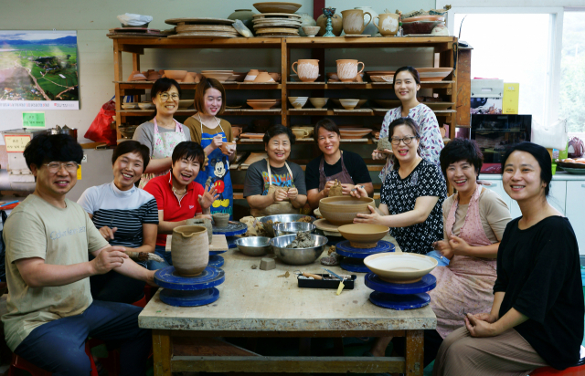 향산도예 수제자들은 매주 수, 토, 일요일 공방에 모여 사발, 다관, 접시 등 도자기를 빚고 있다. 수제자들은 