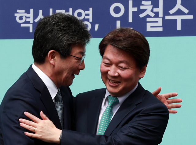 바른미래당 안철수(오른쪽) 인재영입위원장이 지난 2018년 4월 서울시의회 본관 앞에서 6·13 지방선거 서울시장 출마선언을 마친 뒤 유승민 공동대표로부터 격려를 받고 있다.