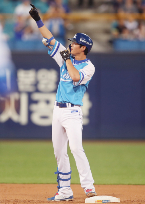 22일 대구삼성라이온즈파크에서 열린 2018 KBO리그 삼성 라이온즈와 한화 이글스 경기 8회말 1사 1, 2루에서 삼성 구자욱이 1타점 적시타를 친 후 환호하고 있다. 삼성 라이온즈 제공