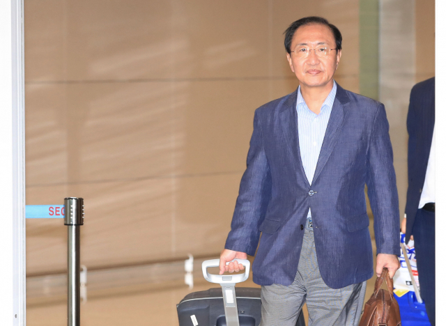 22일 오후 정의당 노회찬 원내대표가 미국 방문을 마치고 인천국제공항으로 귀국하고 있다. 연합뉴스