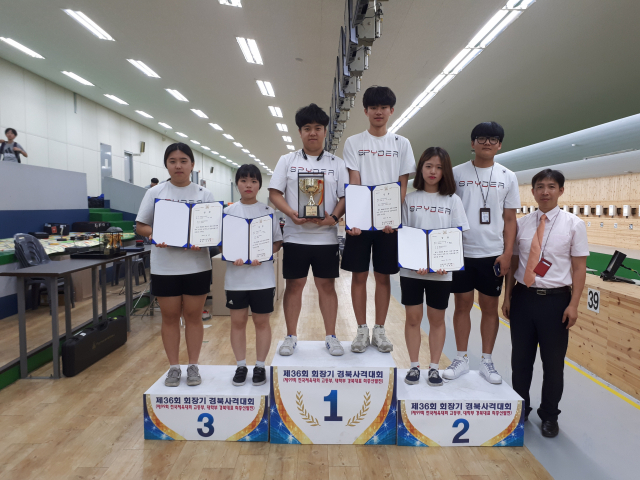 수상을 차지한 경북전문대 사격팀 선수들이 기념 사진을 촬영했다. 왼쪽부터 김재인 강다솜 이재도 김현수 문은설 김효령 이영석 감독. 경북전문대 제공