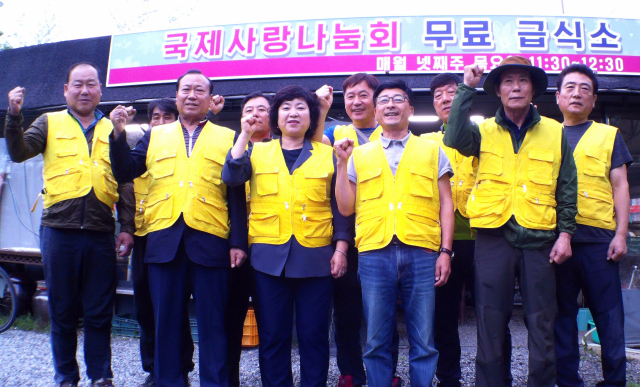 국제사랑나눔회는 매월 넷째주 목요일 어르신 400명에게 짜장면 점심 무료급식을 한다. 국제사랑나눔회 제공