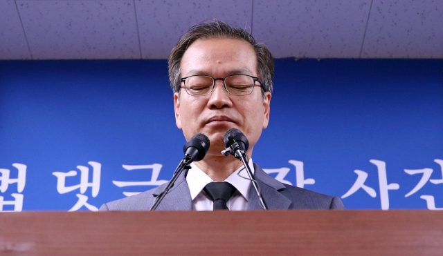 드루킹 댓글조작 의혹을 수사하고 있는 허익범 특별검사가 23일 오전 서울 서초구 특검 브리핑룸에서 정의당 노회찬 의원 투신사망 관련 브리핑 중 눈을 감고 있다. 연합뉴스