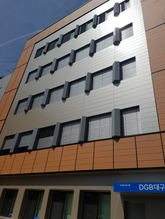 최근 대구 수성구청 별관에 도입한 외부전동차양시스템.