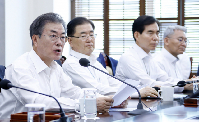 문재인 대통령이 23일 오후 청와대 여민관에서 열린 수석ㆍ보좌관회의를 주재하고 있다. 연합뉴스
