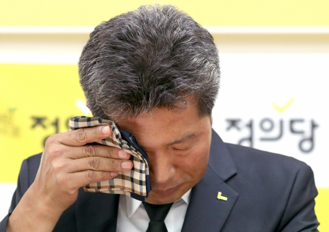 노회찬 정의당 의원이 숨진 23일 오후 경남 창원시 성산구 정의당 경상남도당에서 여영국 정의당 경남도당 위원장이 입장을 밝히는 중 손수건으로 얼굴을 닦고 있다. 연합뉴스