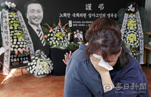 24일 대구 중구 대봉동 정의당 대구시당에 마련된 고 노회찬 정의당 의원 시민분향소를 찾은 시민들이 조문하며 눈물을 흘리고 있다. 성일권 기자 sungig@msnet.co.kr
