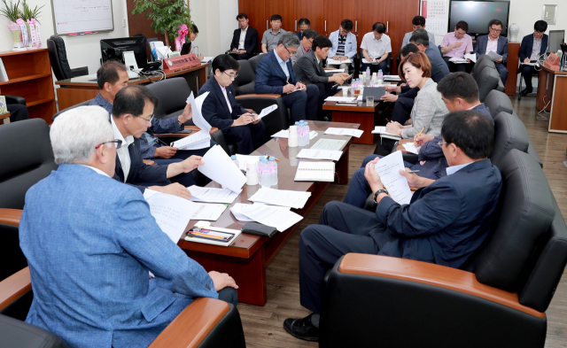 영양군의회는 24일 폭염 장기화에 따른 대책을 마련하기 위해 집행부와 간담회를 가졌다. 영양군의회 제공