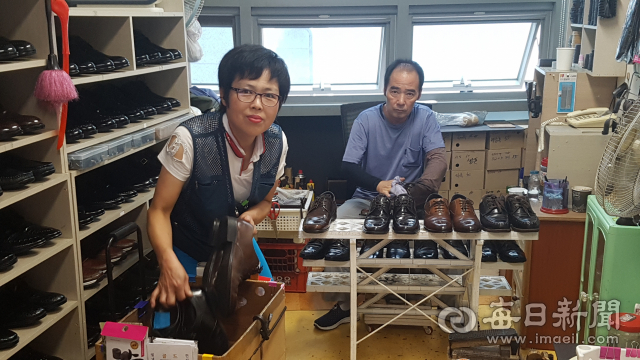 경북도청 공무원의 구두광을 책임지고 있는 김정애(왼쪽), 전상홍 씨 부부. 박영채 기자