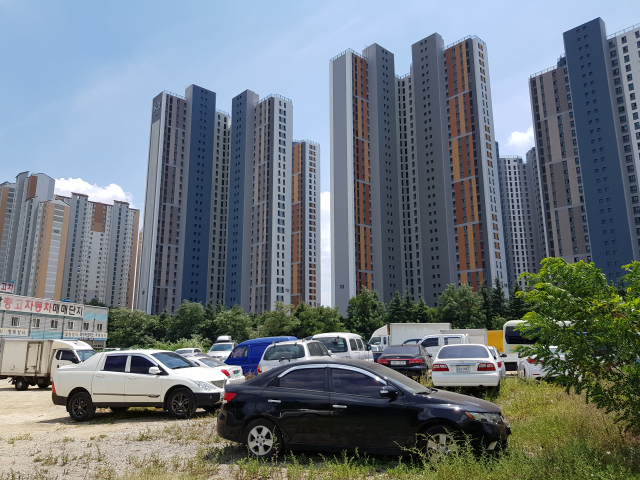 포항자이 아파트와 직선거리 100m 떨어진 곳에 위치한 장례식장 부지. 현재는 일부 시민들이 주차장 용도로 사용하고 있다.