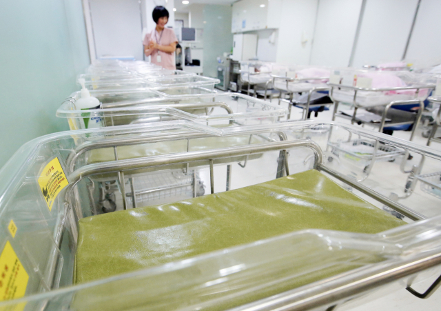 25일 통계청이 발표한 인구동향에 따르면 5월 출생아 수는 지난해 5월보다 2천400명 줄어든 2만7천900명으로 집계됐다. 연합뉴스